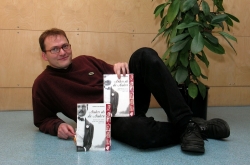Autor Erwin In het Panhuis mit seinem Buch 'Anders als die Andern'; Foto: Axel Bach